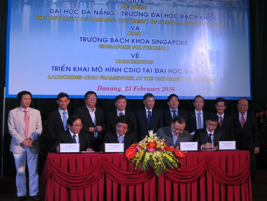 Đại diện trường Singapore Polytechnic và ĐH Đà Nẵng ký biên bản ghi nhớ hợp tác. 