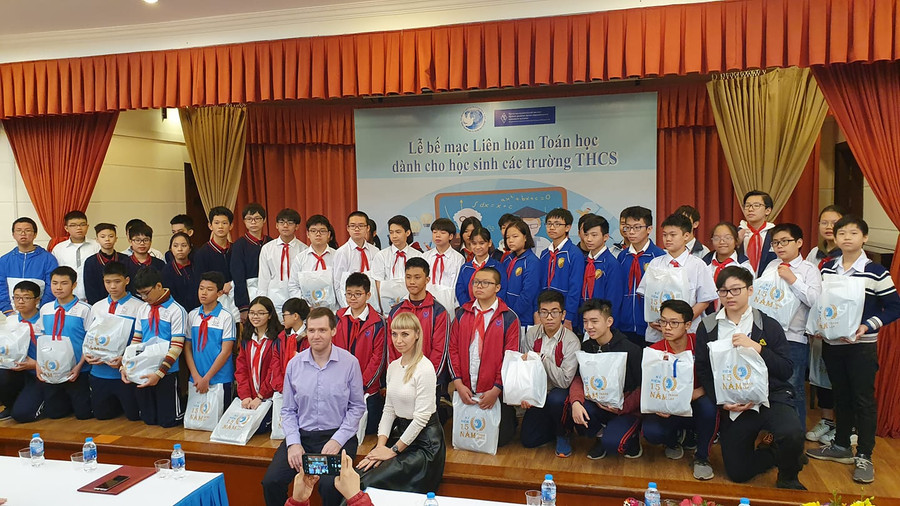 Ban tổ chức trao giải cho các thí sinh Ban tổ chức trao giải cho các thí sinh