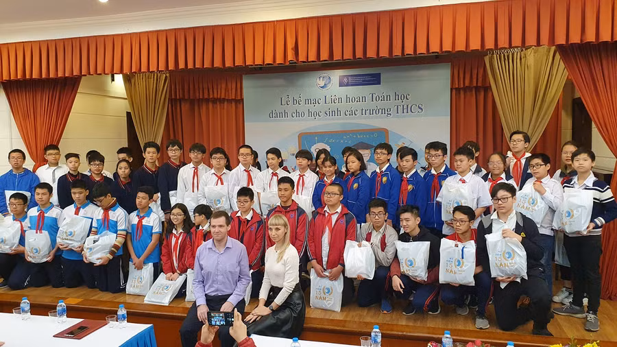 Ban tổ chức trao giải cho các thí sinh