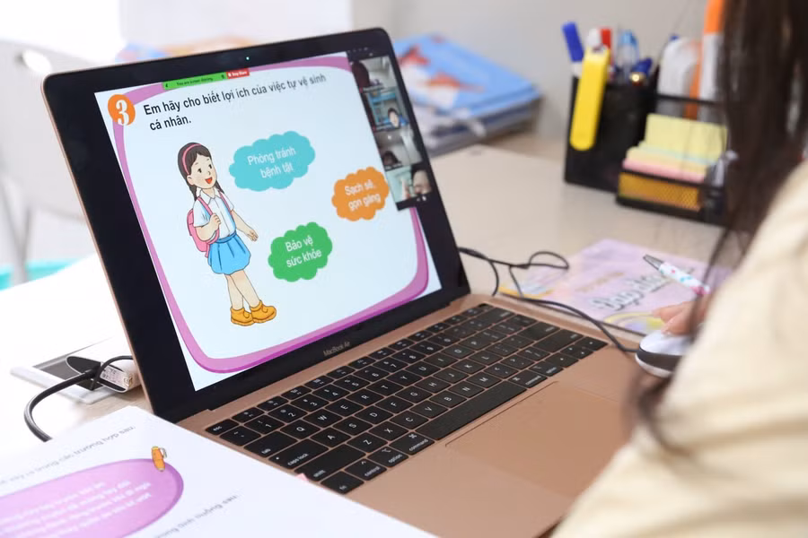 Học sinh lớp 1 cũng được học trực tuyến