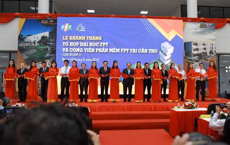 Các đại biểu cắt băng khánh thành