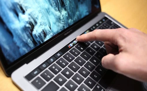 MacBook Pro mới cắt bớt phụ kiện, logo Apple không phát sáng 