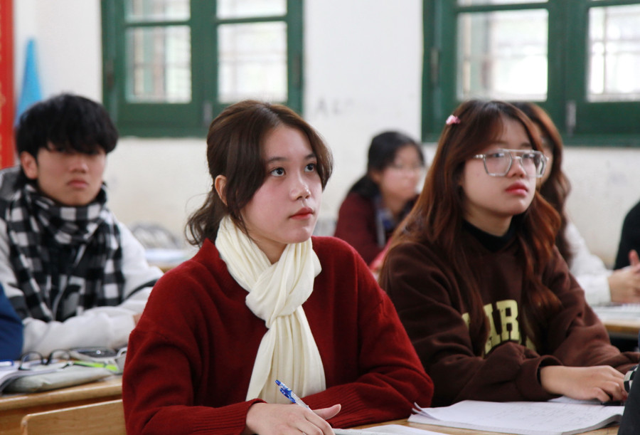 Vân Khanh là học sinh giỏi toàn diện của Trường THPT Trần Hưng Đạo - Thanh Xuân. Vân Khanh là học sinh giỏi toàn diện của Trường THPT Trần Hưng Đạo - Thanh Xuân.