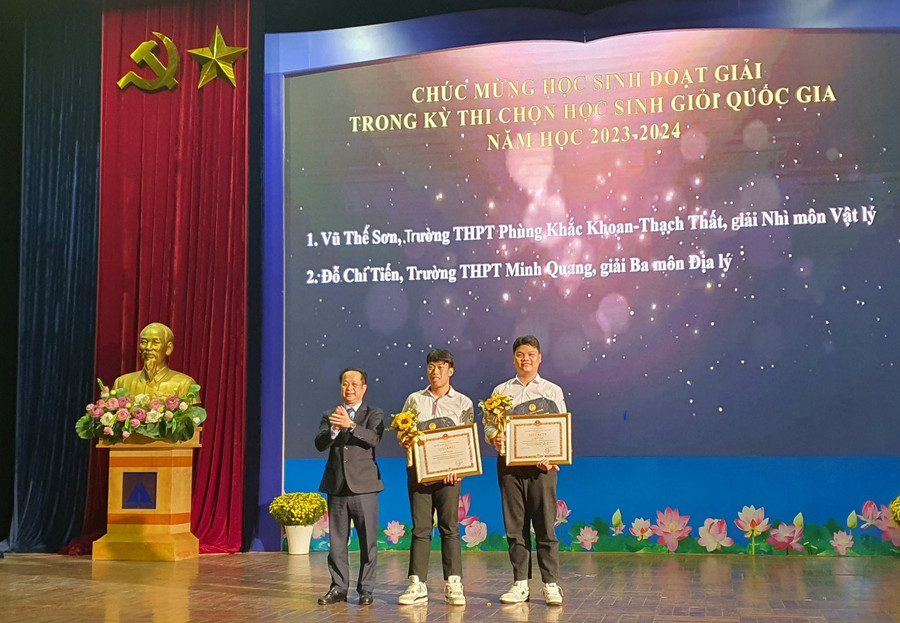 Giám đốc Sở GD&ĐT Hà Nội Trần Thế Cương tặng thưởng cho 2 học sinh có hoàn cảnh khó khăn nhưng đã nỗ lực vươn lên và đoạt giải trong kỳ thi. Giám đốc Sở GD&ĐT Hà Nội Trần Thế Cương tặng thưởng cho 2 học sinh có hoàn cảnh khó khăn nhưng đã nỗ lực vươn lên và đoạt giải trong kỳ thi.