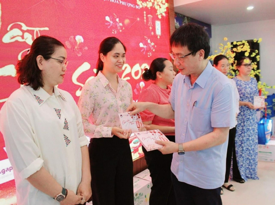 Chủ tịch Công đoàn Giáo dục Việt Nam Nguyễn Ngọc Ân tặng quà cho giáo viên tại chương trình “Tết Sum vầy-Xuân chia sẻ” năm 2024. Chủ tịch Công đoàn Giáo dục Việt Nam Nguyễn Ngọc Ân tặng quà cho giáo viên tại chương trình “Tết Sum vầy-Xuân chia sẻ” năm 2024.