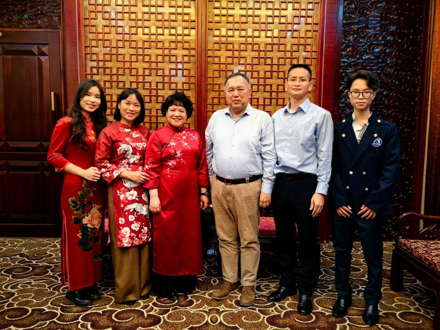 Giáo viên và học sinh Trường THPT chuyên Hà Nội - Amsterdam thăm Đại sứ quán Trung Quốc tại Việt Nam. Giáo viên và học sinh Trường THPT chuyên Hà Nội - Amsterdam thăm Đại sứ quán Trung Quốc tại Việt Nam.