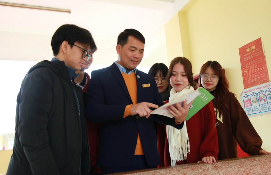 Ngoài kiến thức được giao, Khanh còn chăm chỉ nghiên cứu tài liệu, tìm dẫn chứng ngoài cuộc sống để làm phong phú thêm bài văn của mình. Ngoài kiến thức được giao, Khanh còn chăm chỉ nghiên cứu tài liệu, tìm dẫn chứng ngoài cuộc sống để làm phong phú thêm bài văn của mình.
