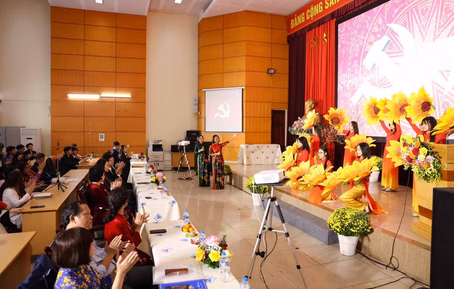 Văn nghệ chào mừng buổi lễ.