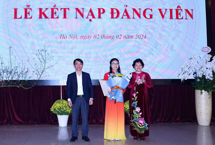 Đàm Ngọc Nhi vinh dự nhận quyết định kết nạp đảng viên. Đàm Ngọc Nhi vinh dự nhận quyết định kết nạp đảng viên.