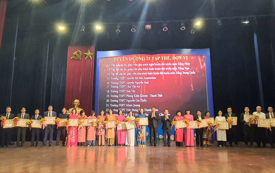 Giám đốc Sở GD&amp;ĐT Hà Nội và Cục trưởng Cục Quản lý chất lượng Huỳnh Văn Chương tặng thưởng cho các tập thể, đơn vị đạt thành tích xuất sắc.