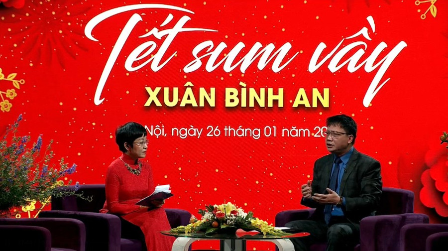 Chương trình "Tết sum vầy- Xuân bình an" năm 2022 tại điểm cầu Hà Nội. Chương trình "Tết sum vầy- Xuân bình an" năm 2022 tại điểm cầu Hà Nội.