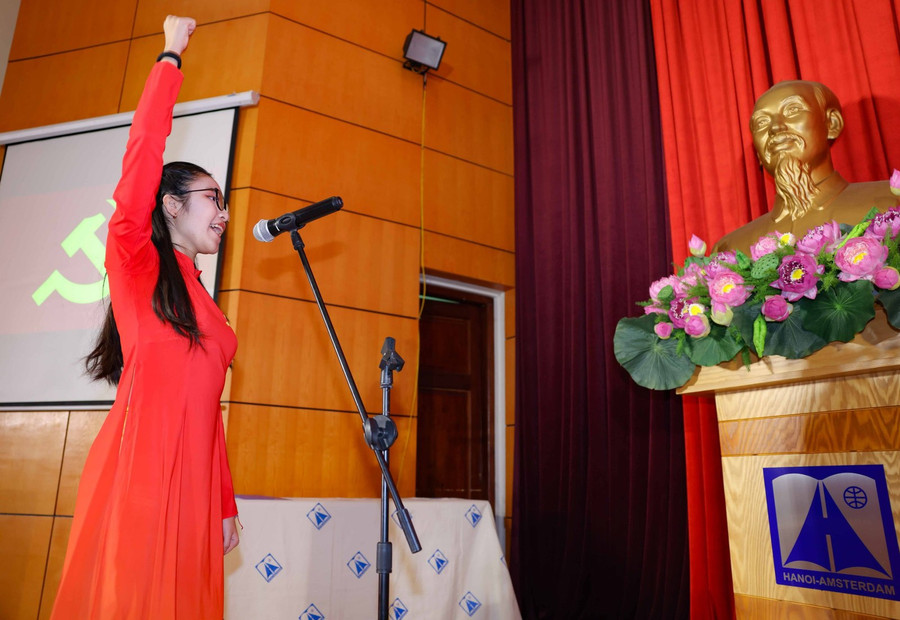 Đàm Ngọc Nhi tuyên thệ trước cờ Đảng và chân dung Chủ tịch Hồ Chí Minh. Đàm Ngọc Nhi tuyên thệ trước cờ Đảng và chân dung Chủ tịch Hồ Chí Minh.