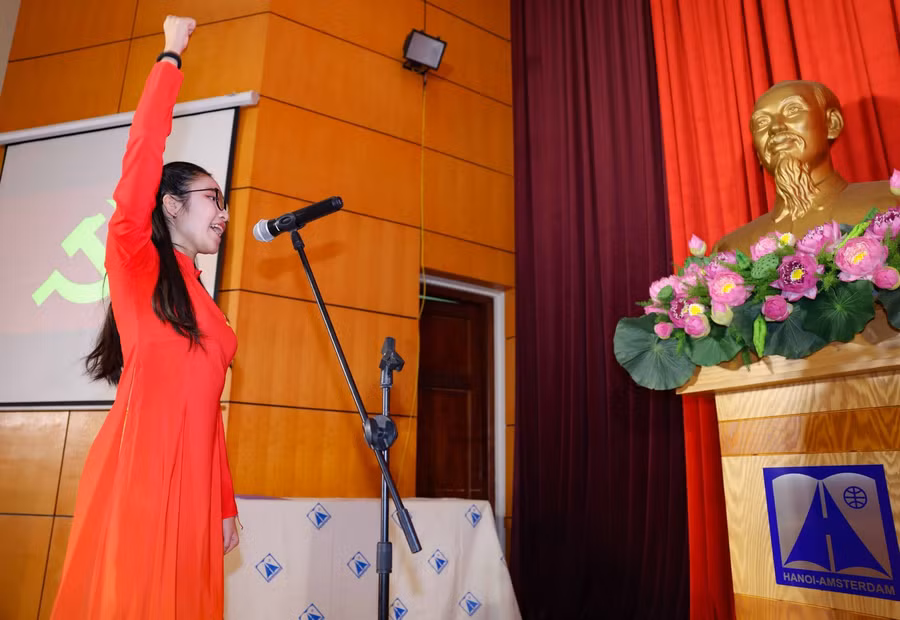 Đàm Ngọc Nhi tuyên thệ trước cờ Đảng và chân dung Chủ tịch Hồ Chí Minh.