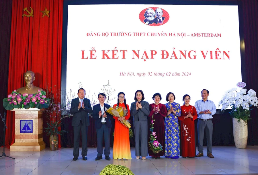 Đại diện Quận ủy Cầu Giấy, lãnh đạo nhà trường chúc mừng đảng viên trẻ Đàm Ngọc Nhi.