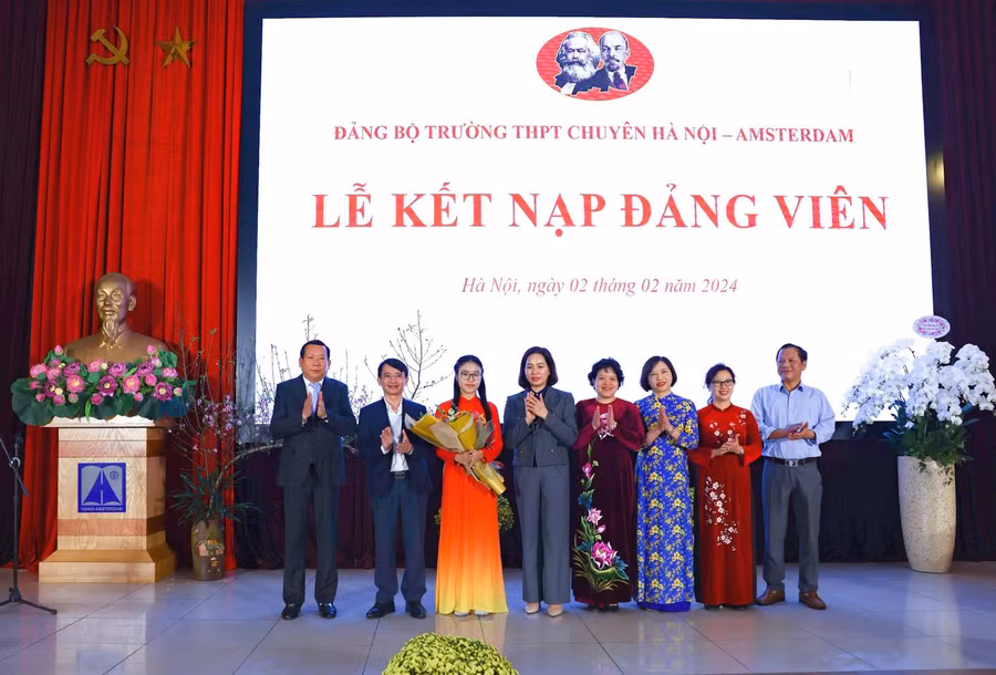 Đại diện Quận ủy Cầu Giấy, lãnh đạo nhà trường chúc mừng đảng viên trẻ Đàm Ngọc Nhi.