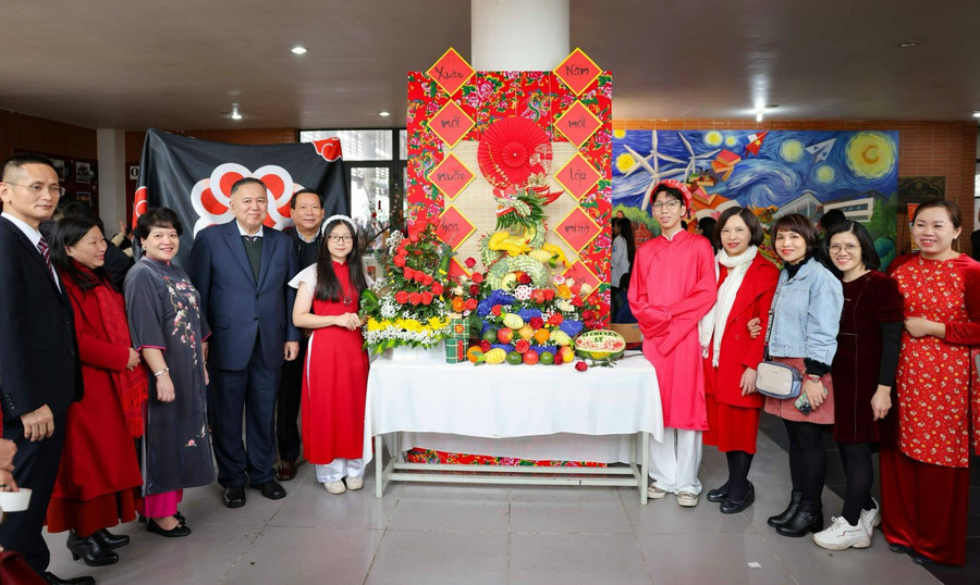 Những vị khách đến từ Đại sứ quán Trung Quốc tham quan Hội thi cắm hoa và bày mâm ngũ quả của học sinh Trường THPT chuyên Hà Nội - Amsterdam. Những vị khách đến từ Đại sứ quán Trung Quốc tham quan Hội thi cắm hoa và bày mâm ngũ quả của học sinh Trường THPT chuyên Hà Nội - Amsterdam.