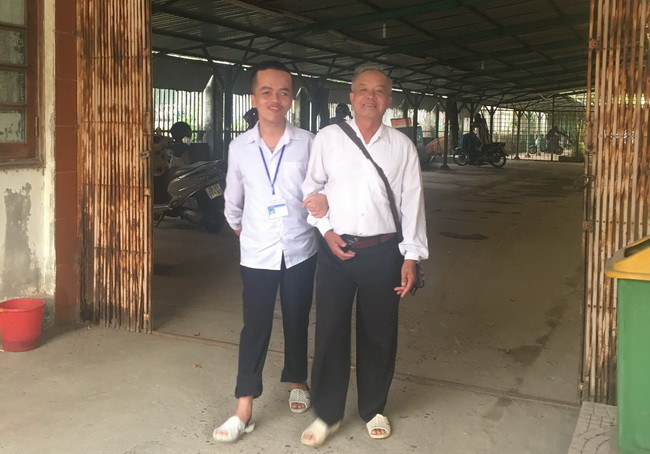 Đến trường bằng đôi chân của ông nội