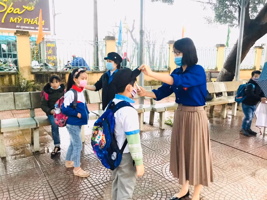 Thầy cô đo thân nhiệt và nhắc nhở học sinh thường xuyên rửa tay bằng xà phòng, nước sát khuẩn.