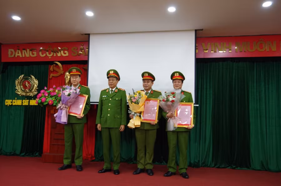 Thứ trưởng Bộ Công an Lê Quý Vương khen thưởng các cá nhân, tập thể.