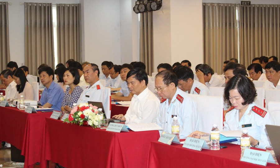 Các đại biểu nghe báo cáo viên trình bày còn thảo luận theo tổ và thảo luận chung tại hội trường. Các đại biểu nghe báo cáo viên trình bày còn thảo luận theo tổ và thảo luận chung tại hội trường.