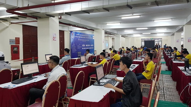 Các thí sinh dự thi