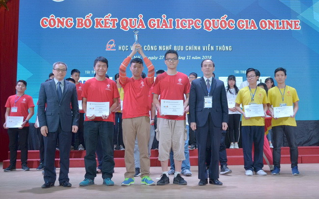 Trao thưởng cho các đội tuyển sinh viên đạt kết quả cao trong vòng thi quốc gia online kỳ thi lập trình sinh viên quốc tế ICPC 2018.