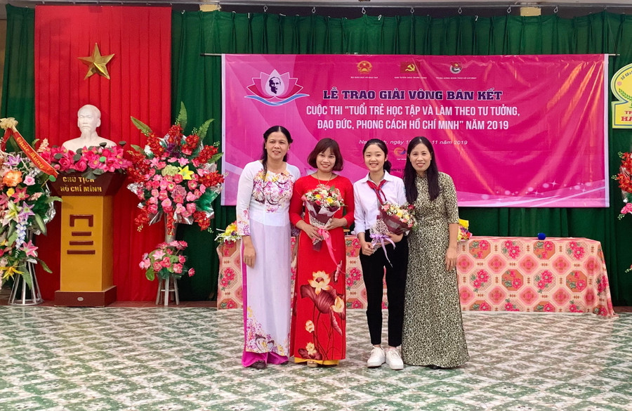 Lãnh đạo trường THCS Hải Phương chúc mừng thành tích của hai cô trò