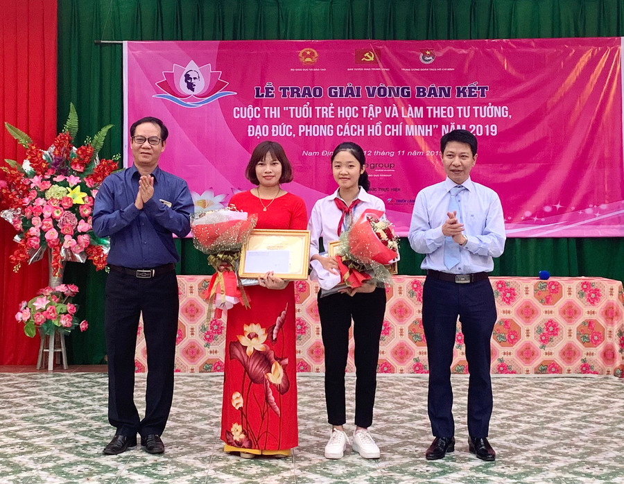 Ông Nguyễn Xuân An Việt trao phần thưởng cho thí sinh đoạt giải