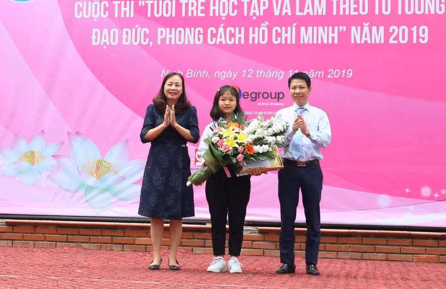 Ông Nguyễn Xuân An Việt và bà Bùi Thị Khuyên trao giải cho thí sinh Đinh Thị Phương Nhâm.