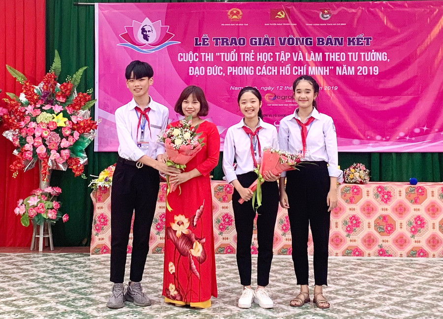 Các bạn trong lớp chúc mừng thành tích của Ly và cô Oanh