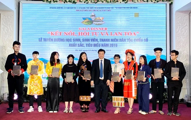 Thứ trưởng Nguyễn Hữu Độ gặp gỡ các em học sinh, sinh viên dân tộc thiểu số 