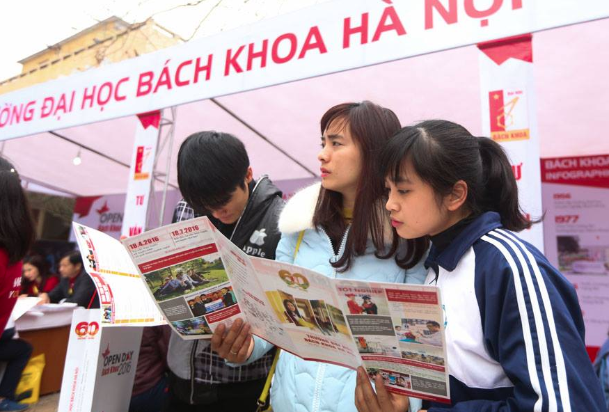 Các học sinh tham gia ngày hội