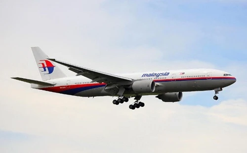 Chuyến bay MH370 của Malaysia Airlines chở 239 người mất tích khỏi radar từ ngày 8/3, sau khi cất cánh từ Kuala Lumpur. Nó được cho là đã rơi ở phía nam Ấn Độ Dương, dù giới chức chưa thu hồi được bất cứ mảnh vỡ nào