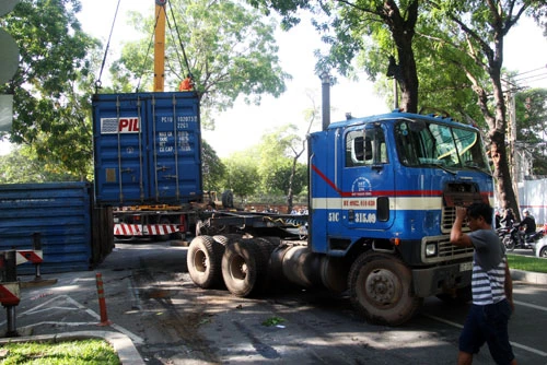 Hai thùng container lật được cẩu lên xe đầu kéo khác. 