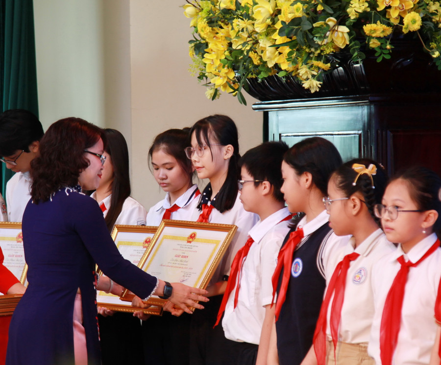 Trưởng phòng GD&ĐT quận Hoàn Kiếm Trịnh NgọcTrâm trao giấy khen cho các học sinh. Trưởng phòng GD&ĐT quận Hoàn Kiếm Trịnh NgọcTrâm trao giấy khen cho các học sinh.