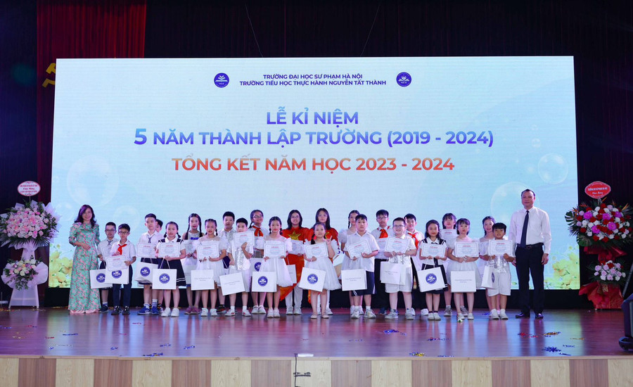 Khen thưởng các học sinh tiêu biểu.