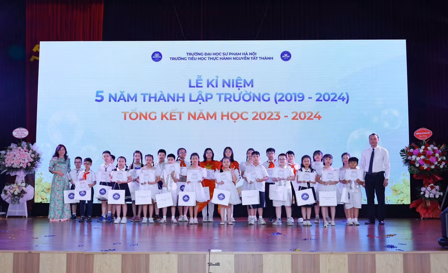 Khen thưởng các học sinh tiêu biểu. Khen thưởng các học sinh tiêu biểu.