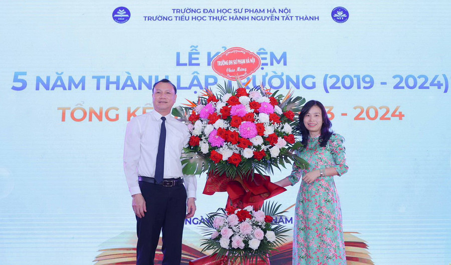 PGS.TS Nguyễn Đức Sơn - Hiệu trưởng Trường Đại học Sư phạm Hà Nội tặng hoa chúc mừng nhà trường.