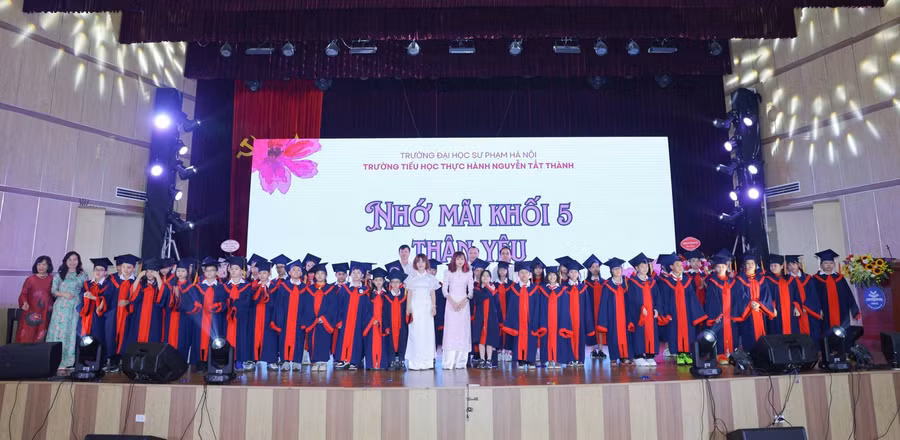 Lễ trưởng thành của học sinh khối lớp 5. Lễ trưởng thành của học sinh khối lớp 5.