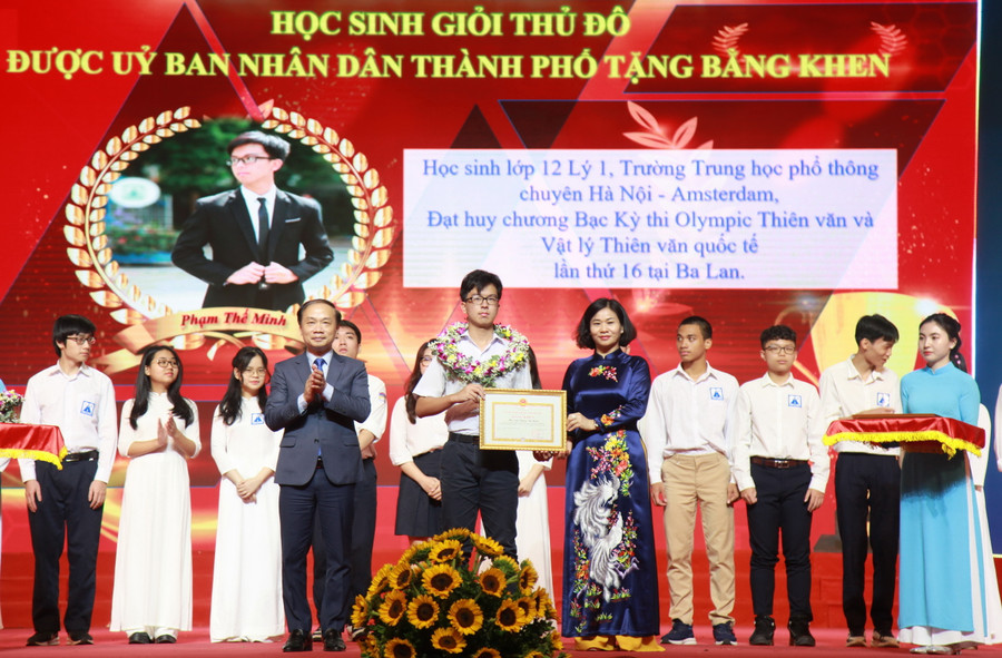 Phó Trưởng ban Thường trực Ban Dân vận Trung ương Phạm Tất Thắng, Phó Bí thư Thường trực Thành ủy Hà Nội Nguyễn Thị Tuyến trao thưởng cho học sinh đạt thành tích quốc tế. Phó Trưởng ban Thường trực Ban Dân vận Trung ương Phạm Tất Thắng, Phó Bí thư Thường trực Thành ủy Hà Nội Nguyễn Thị Tuyến trao thưởng cho học sinh đạt thành tích quốc tế.