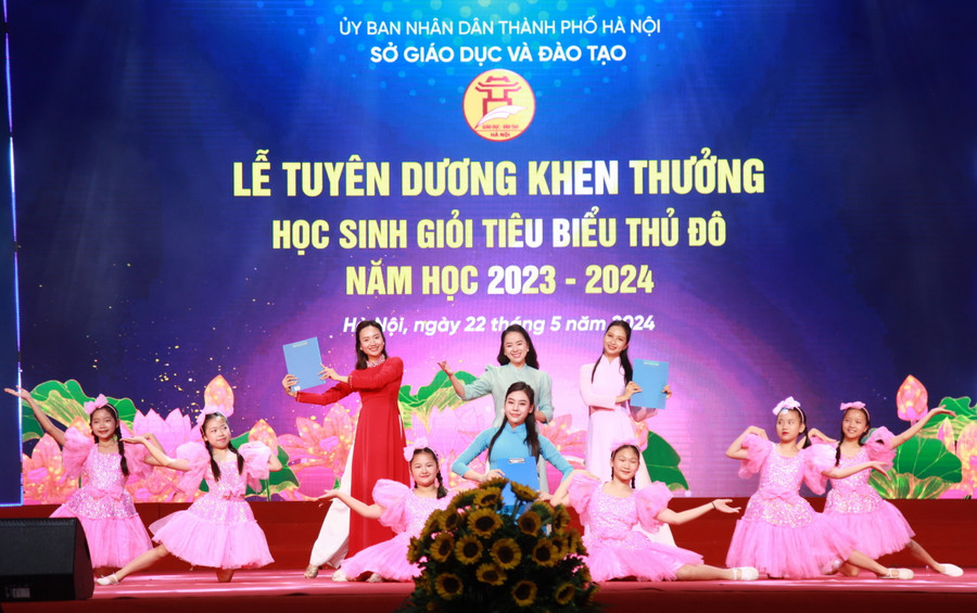 Tiết mục văn nghệ chào mừng buổi lễ của giáo viên và học sinh thành phố. Tiết mục văn nghệ chào mừng buổi lễ của giáo viên và học sinh thành phố.