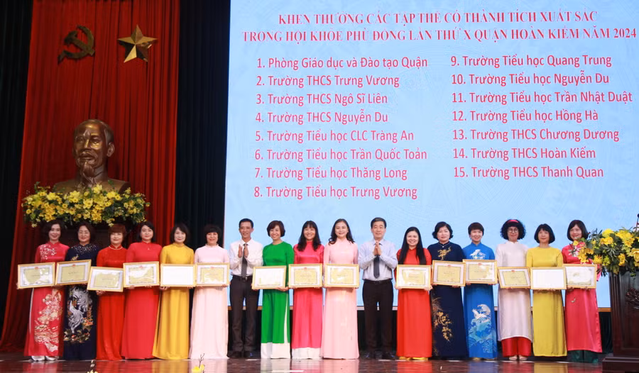 Khen thưởng các tập thể có thành tích xuất sắc trong Hội khỏe Phù Đổng quận Hoàn Kiếm năm 2024. Khen thưởng các tập thể có thành tích xuất sắc trong Hội khỏe Phù Đổng quận Hoàn Kiếm năm 2024.