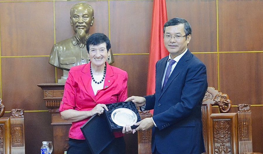 Thứ trưởng Nguyễn Văn Phúc tặng quà lưu niệm bà Jennifer Westacott.