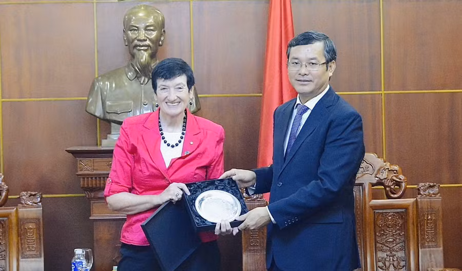 Thứ trưởng Nguyễn Văn Phúc tặng quà lưu niệm bà Jennifer Westacott.