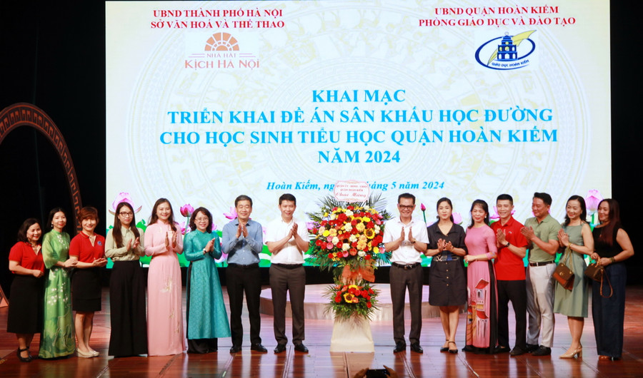 Lãnh đạo quận Hoàn Kiếm tặng hoa chúc mừng các nghệ sĩ. Lãnh đạo quận Hoàn Kiếm tặng hoa chúc mừng các nghệ sĩ.