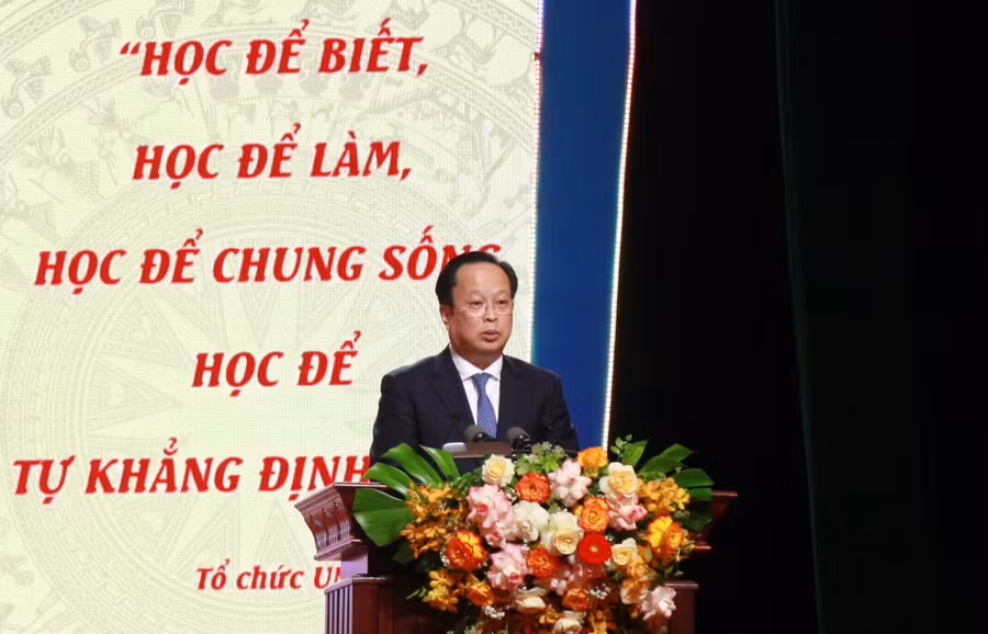 Giám đốc Sở GD&amp;ĐT Hà Nội Trần Thế Cương phát biểu tại buổi lễ.