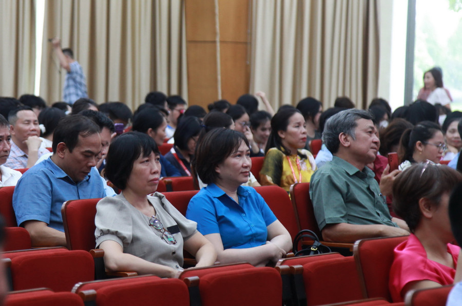 Các đại biểu dự chương trình.