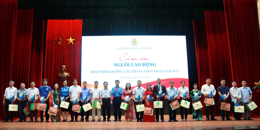 Chủ tịch Công đoàn Giáo dục Việt Nam Nguyễn Ngọc Ân trao quà cho các nhân viên trường học.