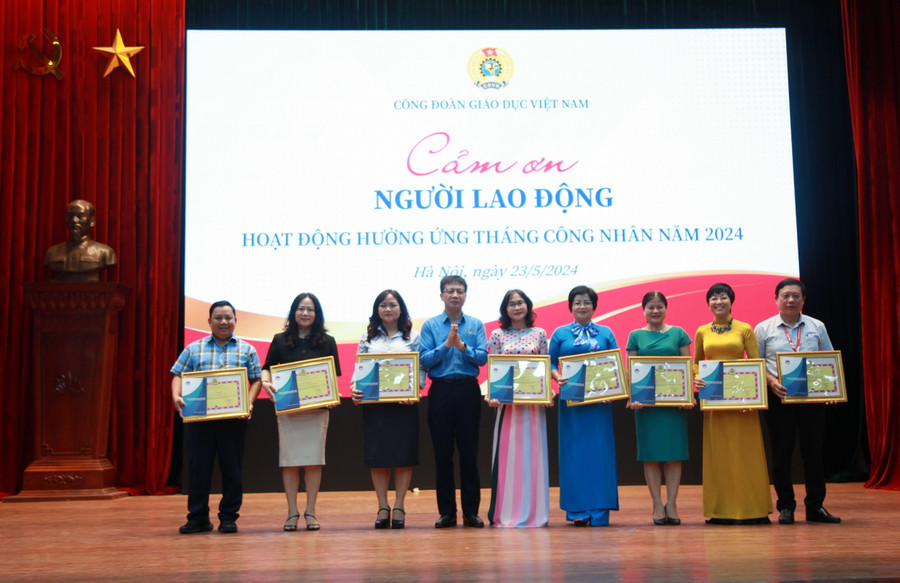 Chủ tịch Công đoàn Giáo dục Việt Nam trao bằng khen cho các đơn vị có thành tích xuất sắc trong việc triển khai tổ chức hoạt động Tháng Công nhân và Tháng An toàn vệ sinh lao động năm 2024