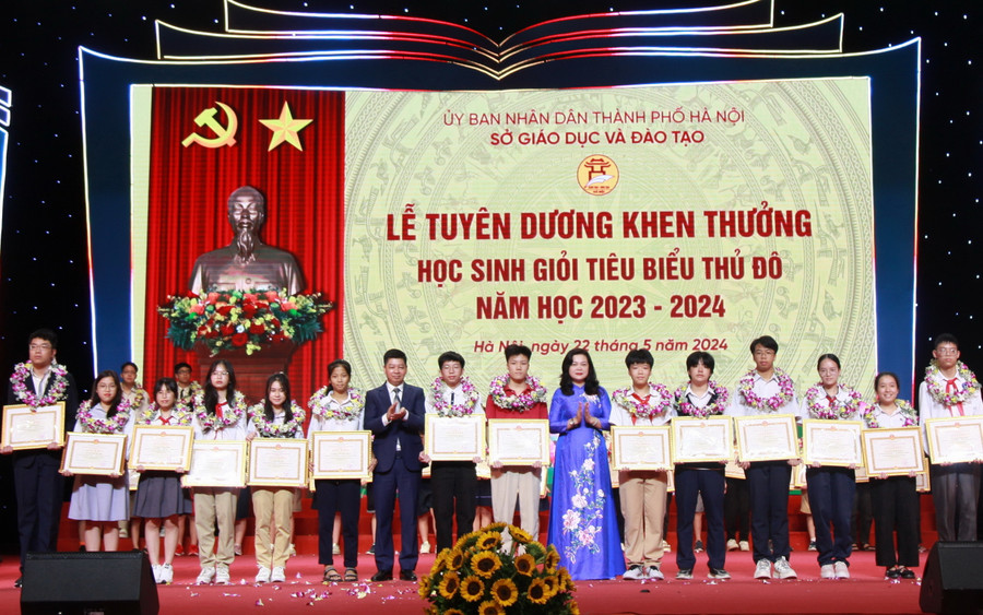 Phó Giám đốc Sở GD&ĐT Hà Nội Trần Lưu Hoa và Phó Giám đốc Sở GD&ĐT Hà Nội Phạm Quốc Toản trao giấy khen của Sở GD&ĐT Hà Nội cho các học sinh. Phó Giám đốc Sở GD&ĐT Hà Nội Trần Lưu Hoa và Phó Giám đốc Sở GD&ĐT Hà Nội Phạm Quốc Toản trao giấy khen của Sở GD&ĐT Hà Nội cho các học sinh.